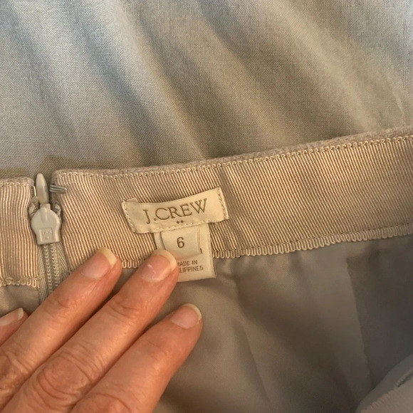 J Crew Women's Shirttail Mini Skirt
Wool Tan  Zip Up Fully Lined. Size 6 - Picture 6 of 11